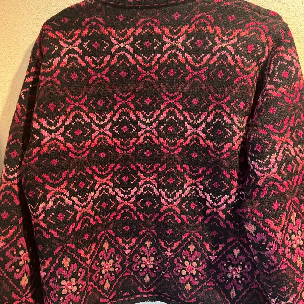 Icelandic buttoned burgundy brown pink with black background. - Picture 2 of 4